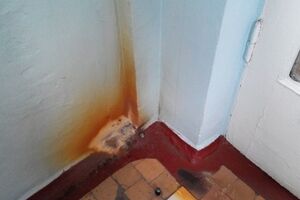 От брошенной дымовой шашки в вестибюле школы остались следы