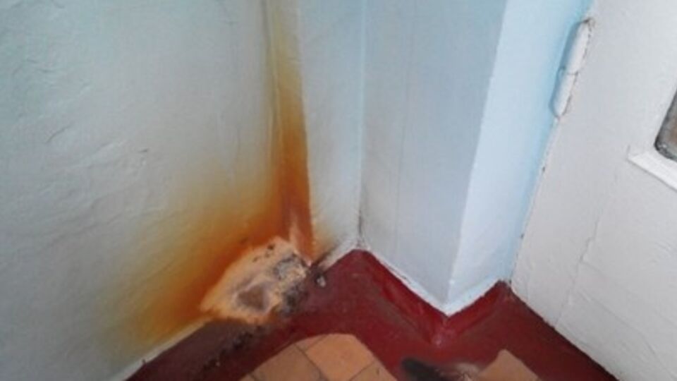 От брошенной дымовой шашки в вестибюле школы остались следы