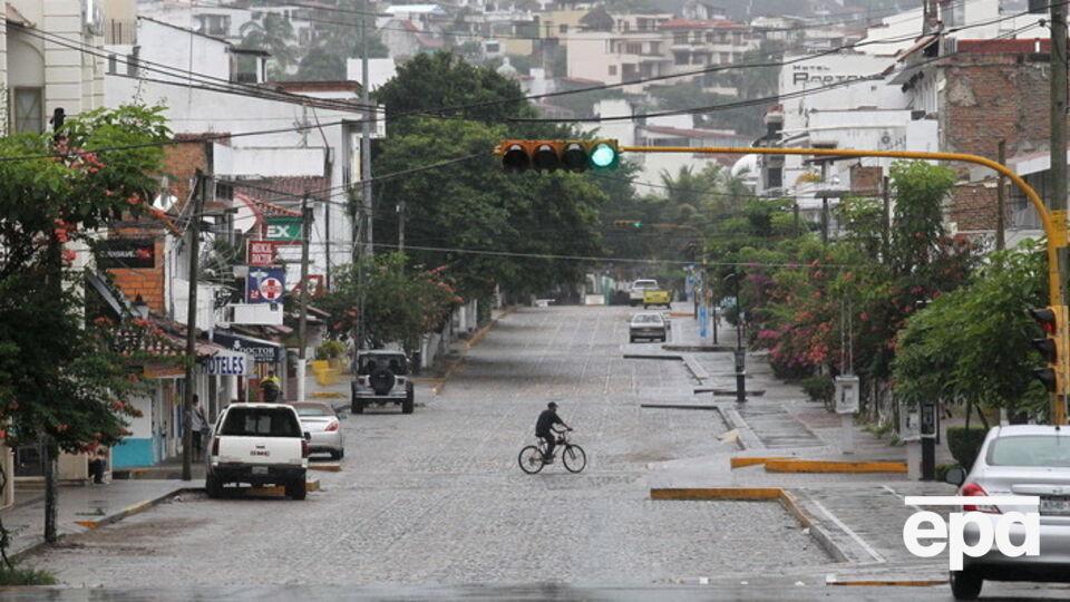Ураган "Патрисия" ослаб