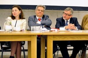 Моника Зброевска (слева) уволена с должности после инцидента