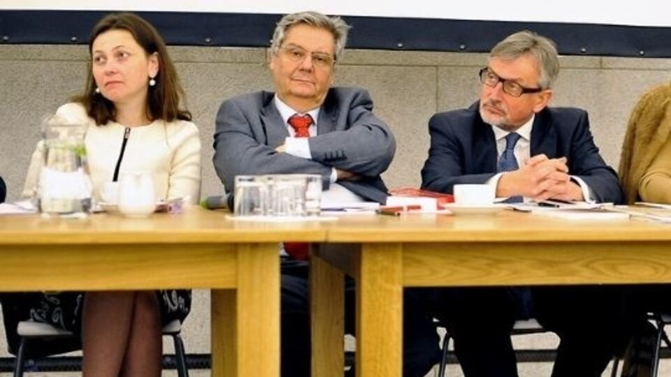 Моника Зброевска (слева) уволена с должности после инцидента