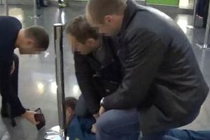 Таможенника задержали при получении взятки и изъяли дополнительно деньги в пяти разных валютах