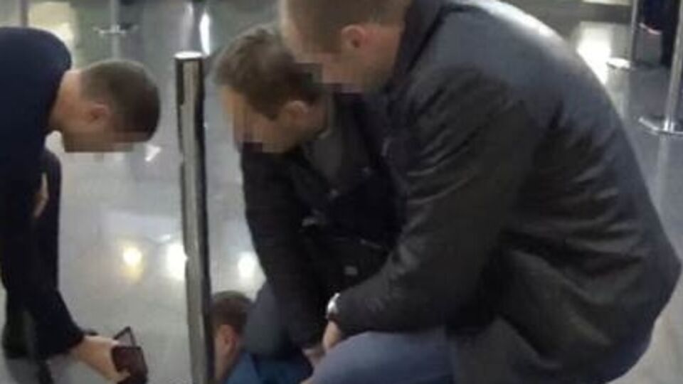 Таможенника задержали при получении взятки и изъяли дополнительно деньги в пяти разных валютах