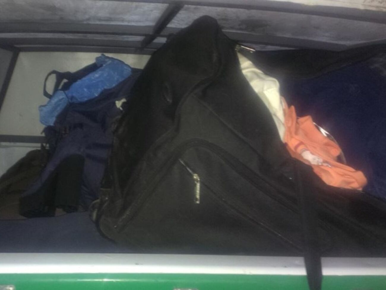 Сумки с товаром бойцы хотели провезти на служебной машине