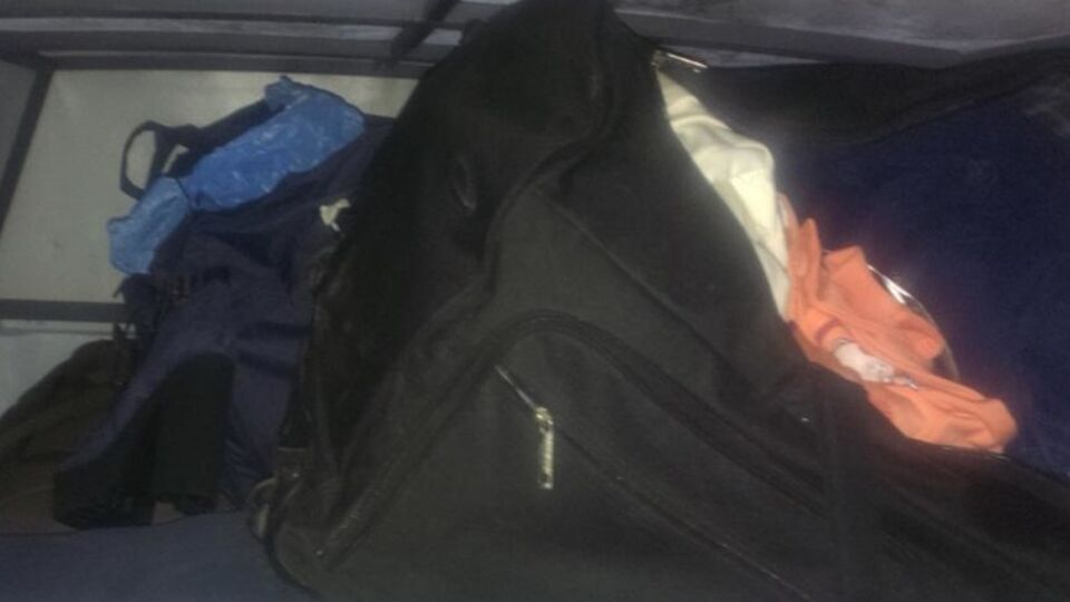 Сумки с товаром бойцы хотели провезти на служебной машине