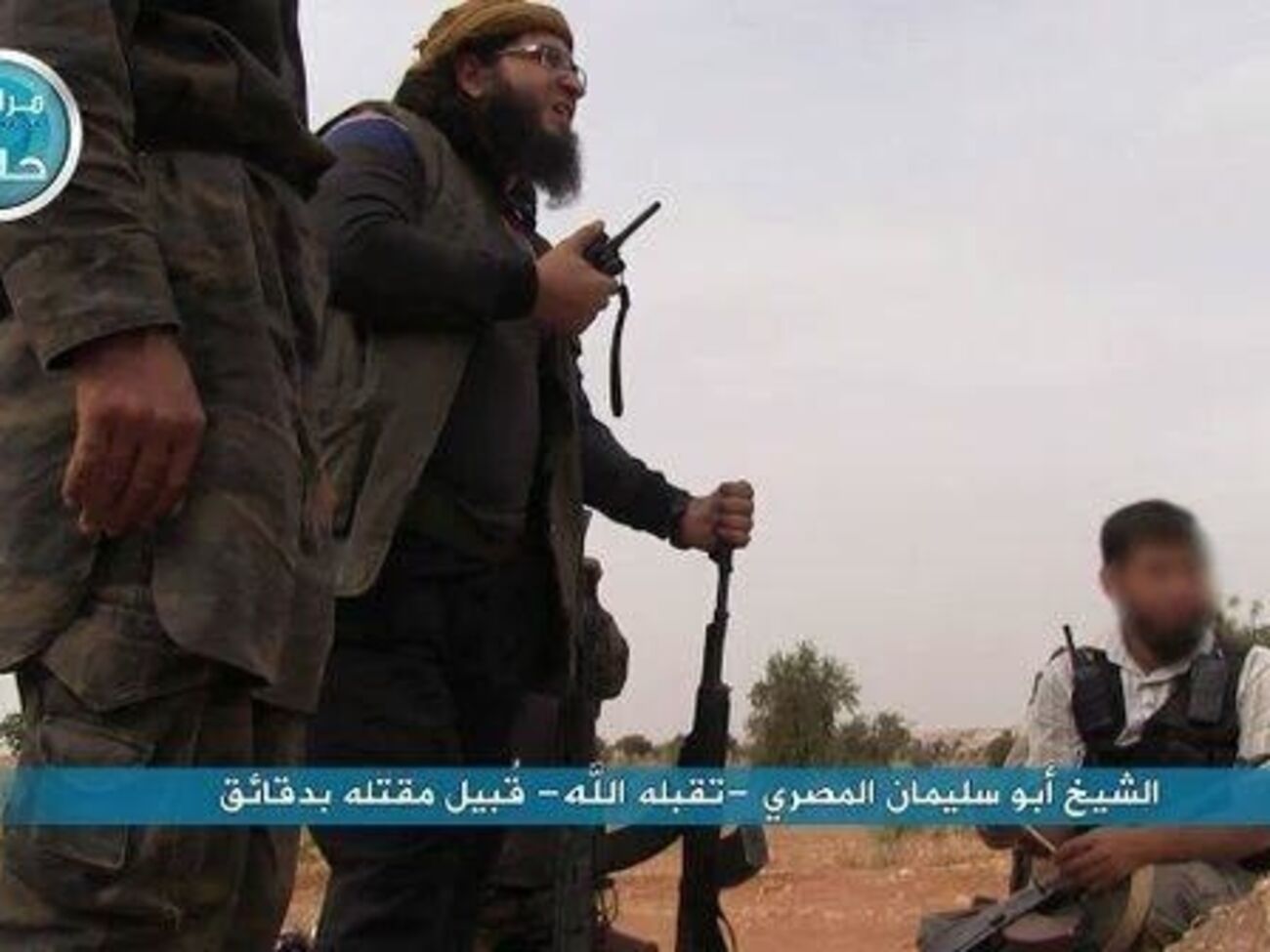 В Сирии погиб один из лидеров местной "Аль-Каиды" Аль-Масри (по центру с рацией в руке)