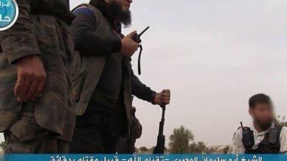 В Сирии погиб один из лидеров местной "Аль-Каиды" Аль-Масри (по центру с рацией в руке)