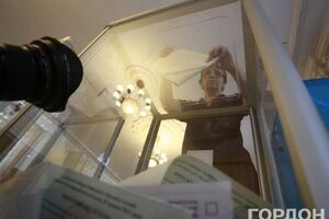 Наблюдатели предлагают одесситам фотографироваться возле таблички с номером избирательного участка