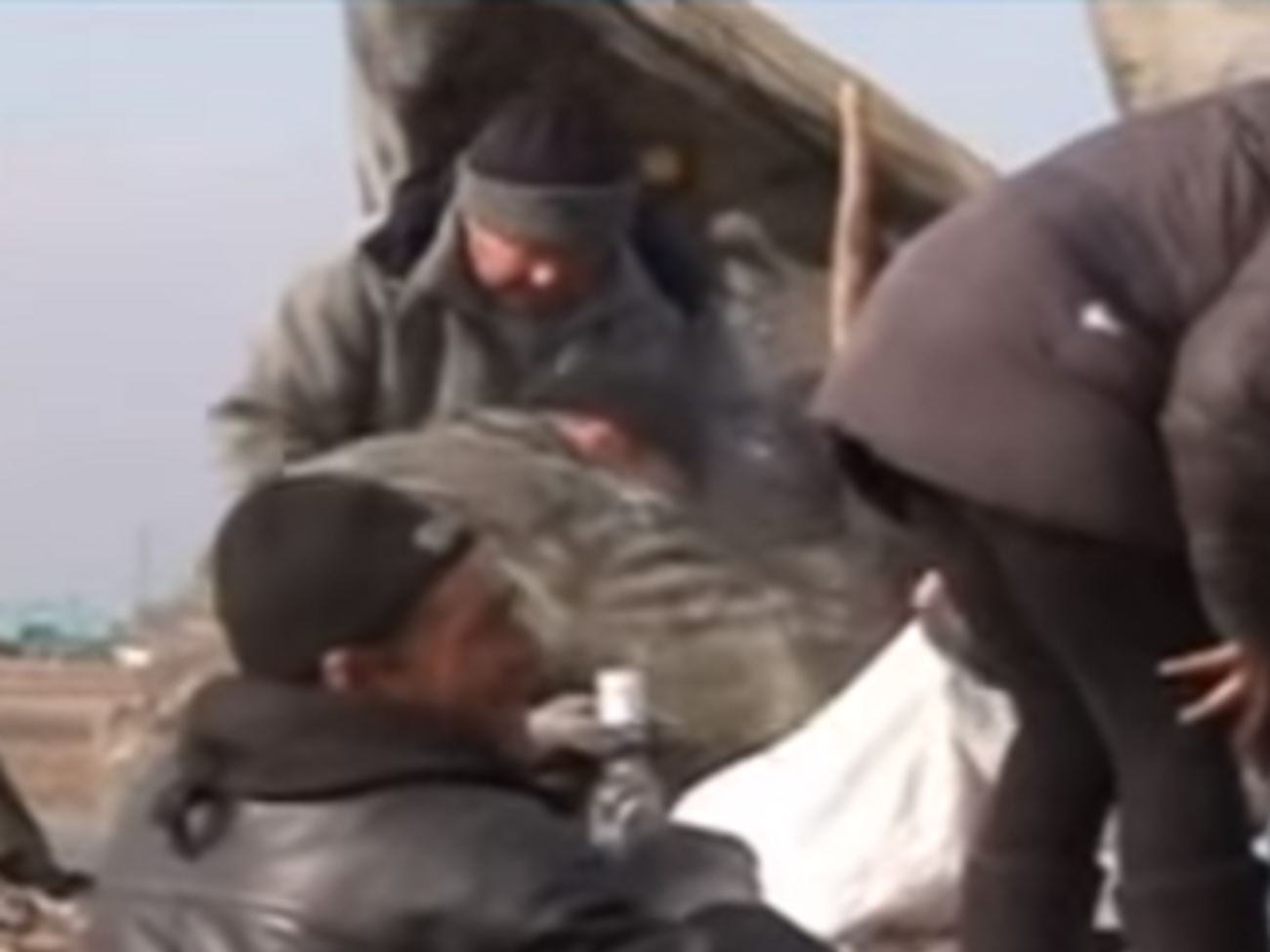 ВГТРК: Удобно устроившись на груде битого стекла, жители села самоотверженно истребляли водку