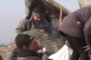 ВГТРК: Удобно устроившись на груде битого стекла, жители села самоотверженно истребляли водку