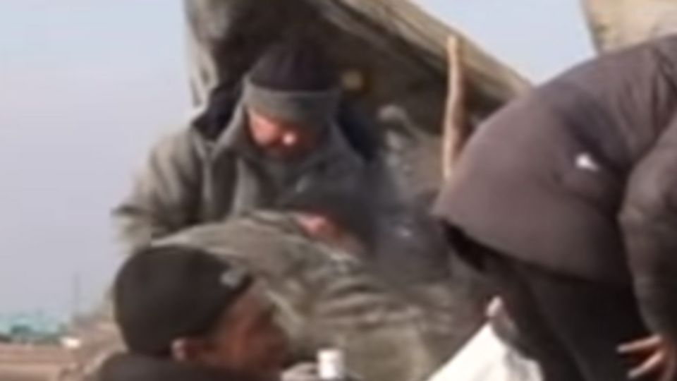 ВГТРК: Удобно устроившись на груде битого стекла, жители села самоотверженно истребляли водку