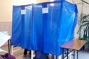 Избирательный участок № 590898 в Сумах. В 9.00 были собраны лишь две кабинки