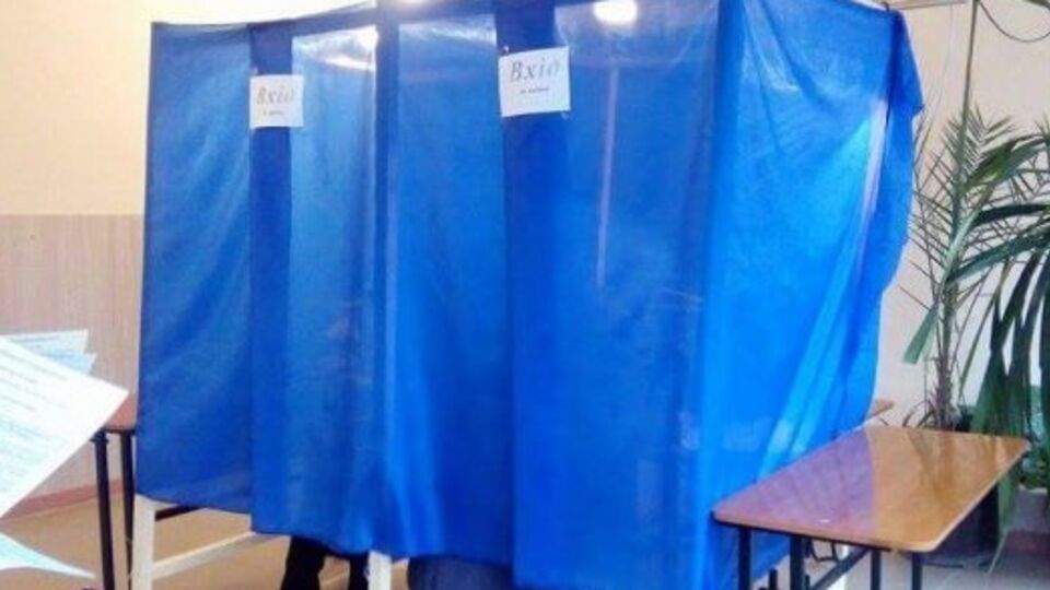Избирательный участок № 590898 в Сумах. В 9.00 были собраны лишь две кабинки