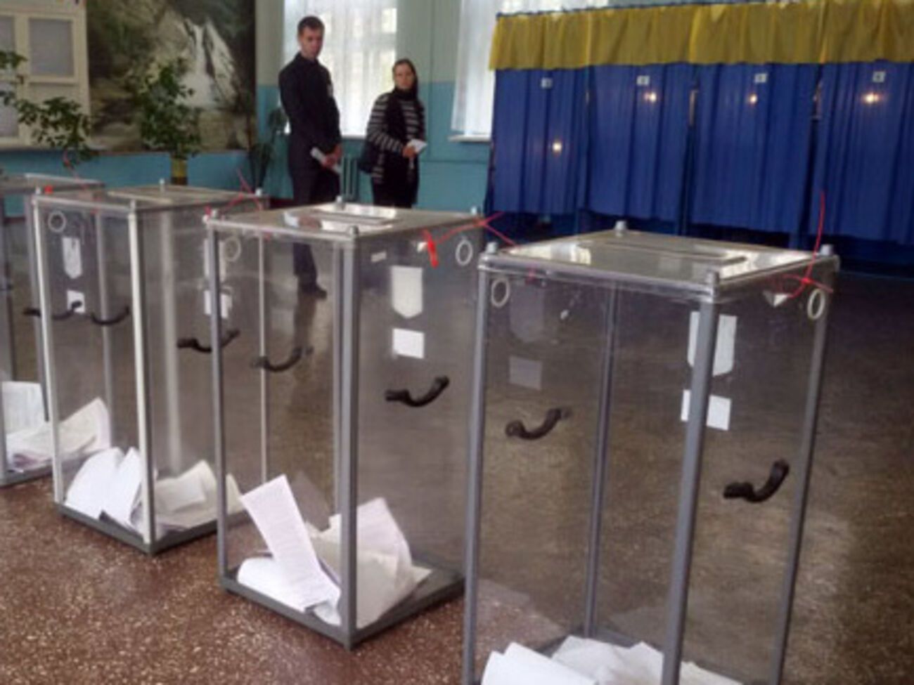 Члены комиссии выдавали бюллетени без предъявления документов