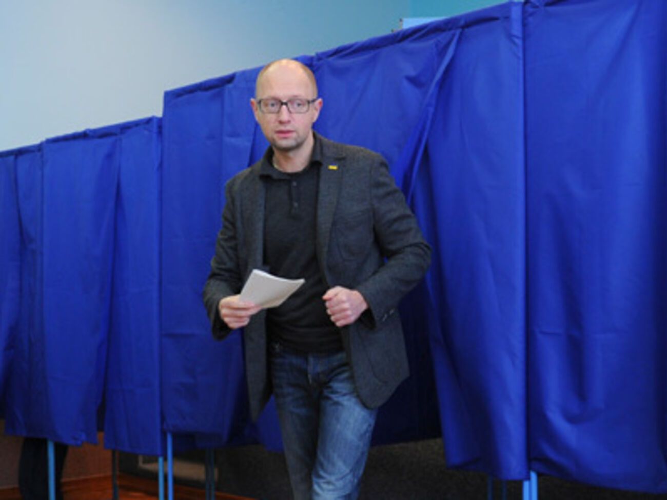 Яценюк проголосовал на местных выборах и заявил, что ждет от них ремонта дорог и правильного использования местного бюджета