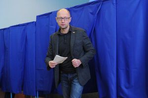 Яценюк проголосовал на местных выборах и заявил, что ждет от них ремонта дорог и правильного использования местного бюджета