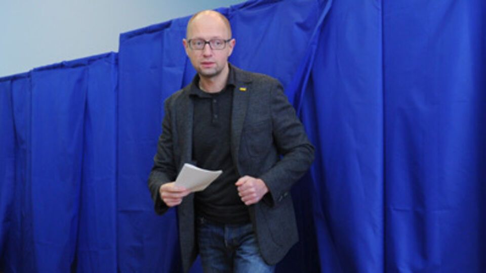 Яценюк проголосовал на местных выборах и заявил, что ждет от них ремонта дорог и правильного использования местного бюджета