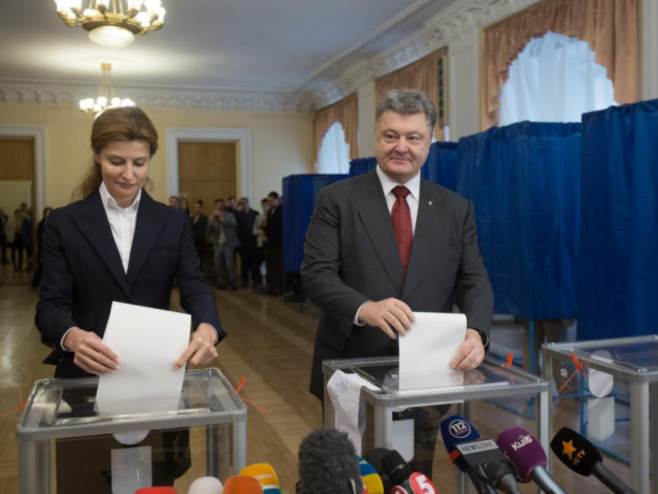 Петр Порошенко с супругой проголосовали на местных выборах