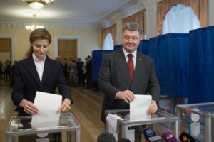 Петр Порошенко с супругой проголосовали на местных выборах