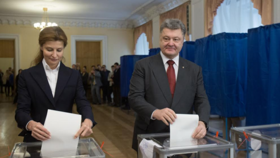 Петр Порошенко с супругой проголосовали на местных выборах