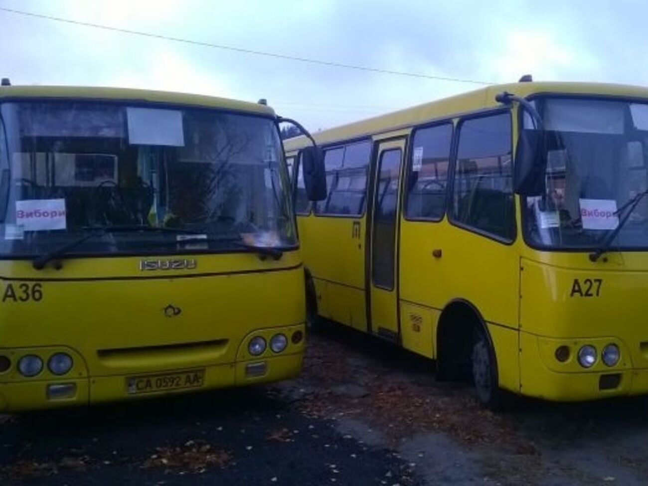 На один из участков в Черкассах избирателей подвозят автобусами