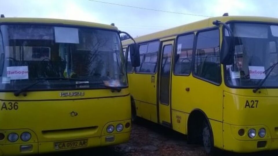На один из участков в Черкассах избирателей подвозят автобусами