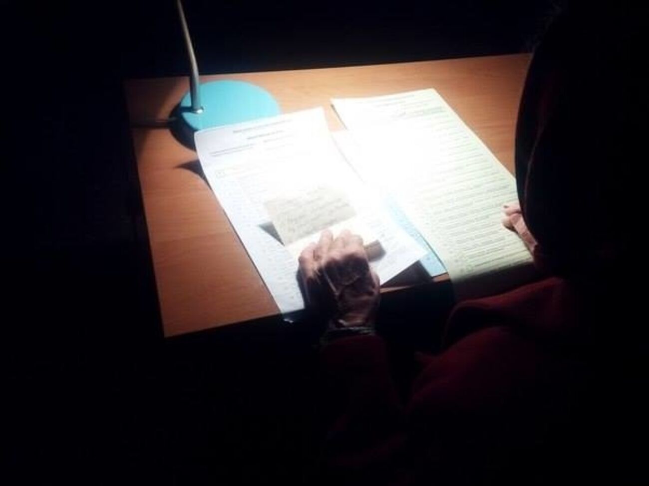 Люди в Сумах голосуют на подоконниках и столах