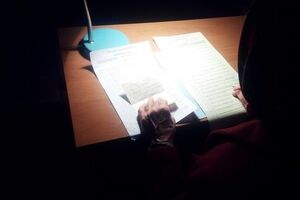 Люди в Сумах голосуют на подоконниках и столах