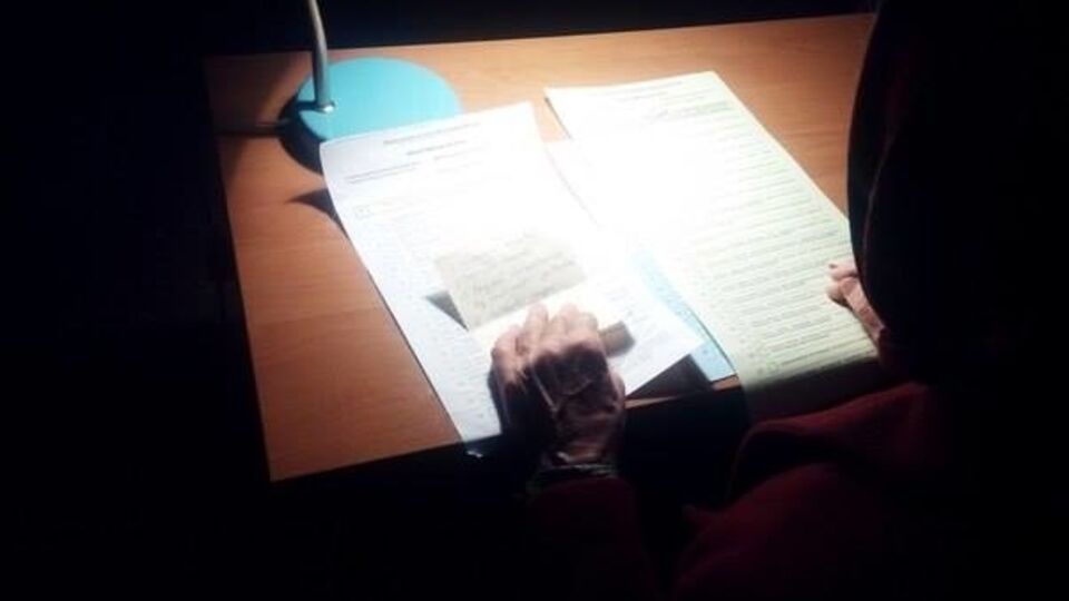 Люди в Сумах голосуют на подоконниках и столах