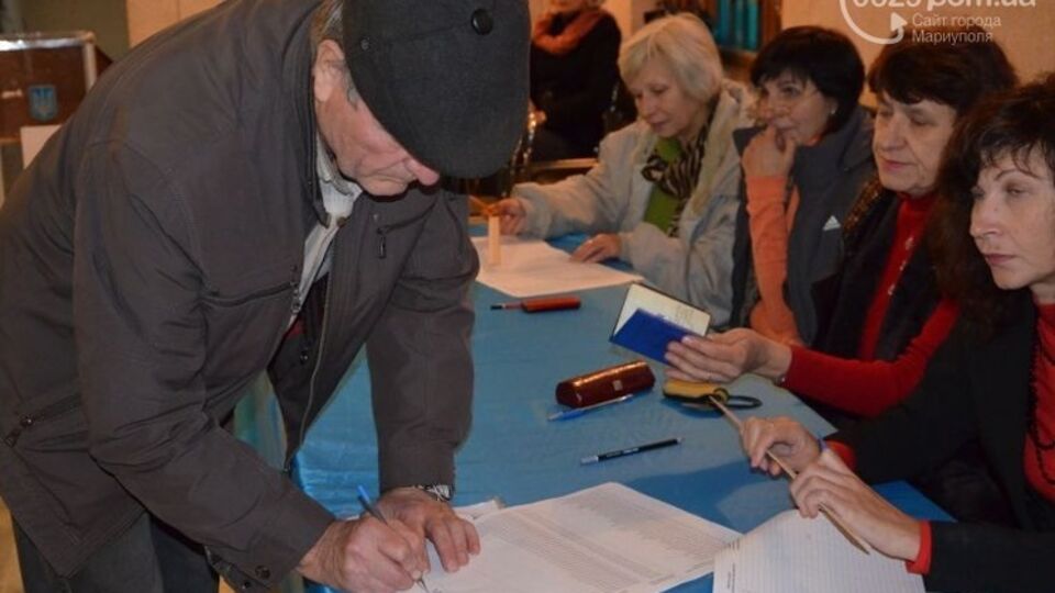 В Приморском районе Мариуполя избирателей просят расписаться в неизвестном документе