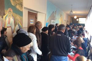 Очередь на одном из участков в Винниках