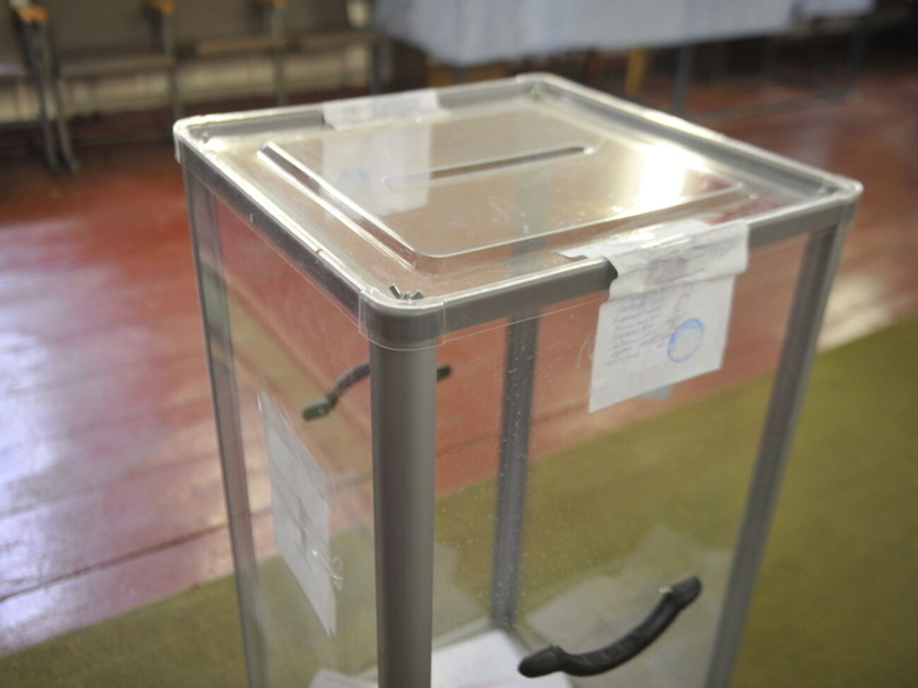 Людей с территории участка эвакуировали