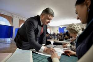 Эти выборы должны завершить перезагрузку власти и создать проукраинскую коалицию в каждом совете, заявил на участке президент Украины