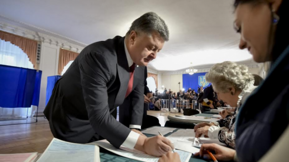 Эти выборы должны завершить перезагрузку власти и создать проукраинскую коалицию в каждом совете, заявил на участке президент Украины