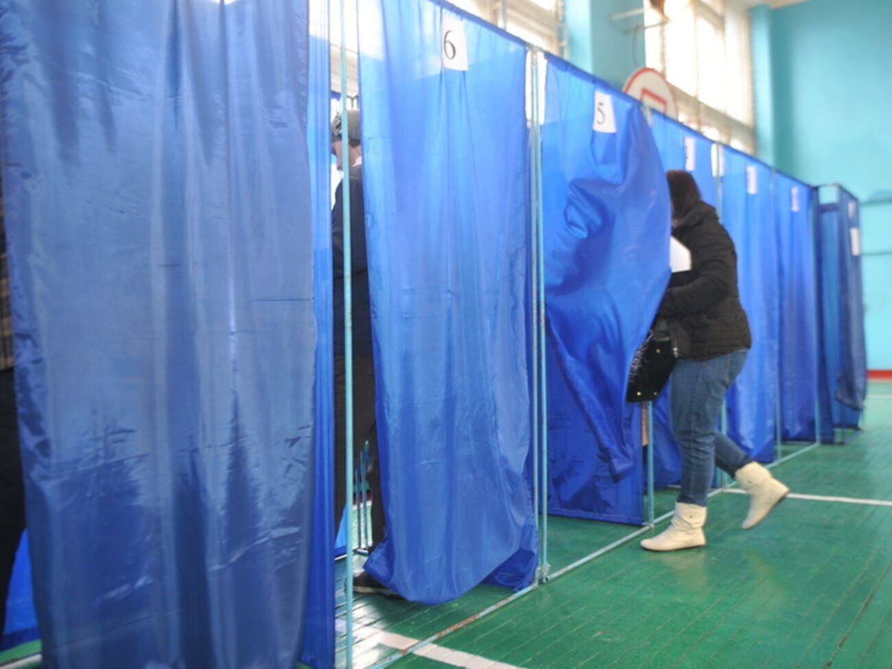 Милиция продолжает фиксировать нарушения во время голосования на местных выборах