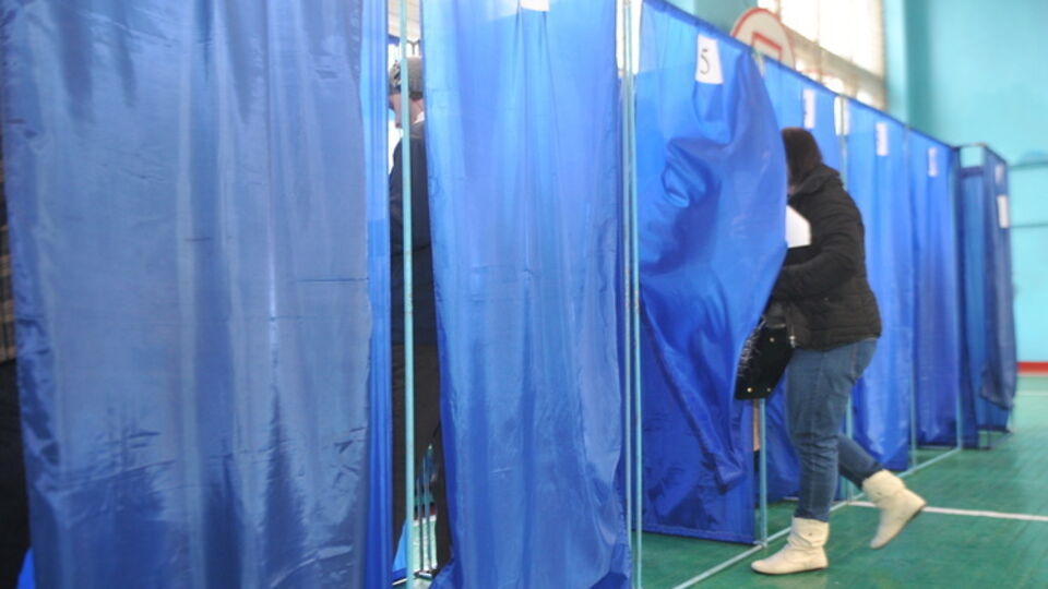 Милиция продолжает фиксировать нарушения во время голосования на местных выборах