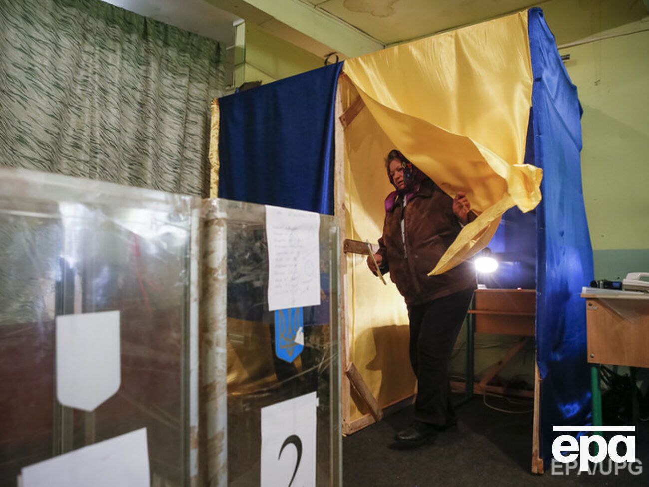 Оппозиционный блок заявляет, что победил в шести областях, и в Днепропетровске их кандидат лидирует на выборах мэра