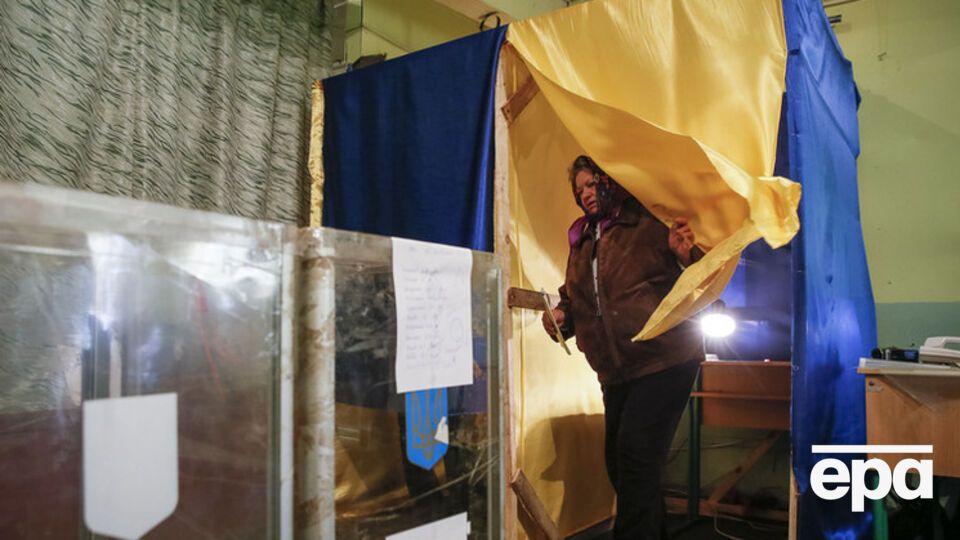 Оппозиционный блок заявляет, что победил в шести областях, и в Днепропетровске их кандидат лидирует на выборах мэра