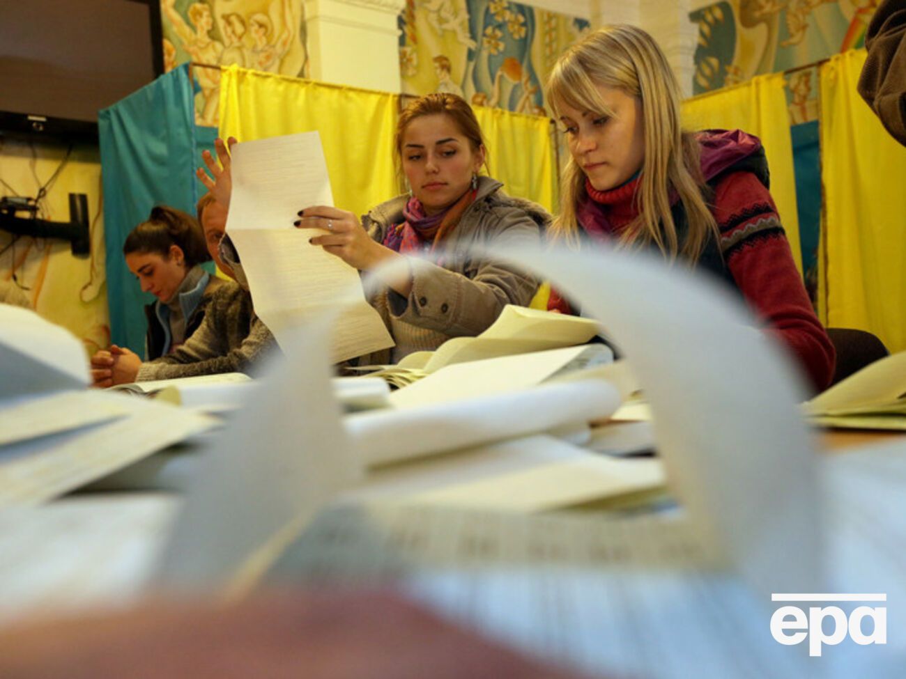 Причиной такого решения горизбиркома стало чрезмерное количество ошибок в названиях партий в бюллетенях
