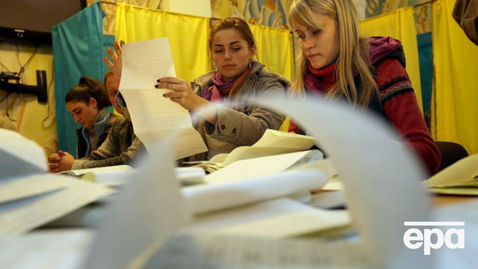 Причиной такого решения горизбиркома стало чрезмерное количество ошибок в названиях партий в бюллетенях