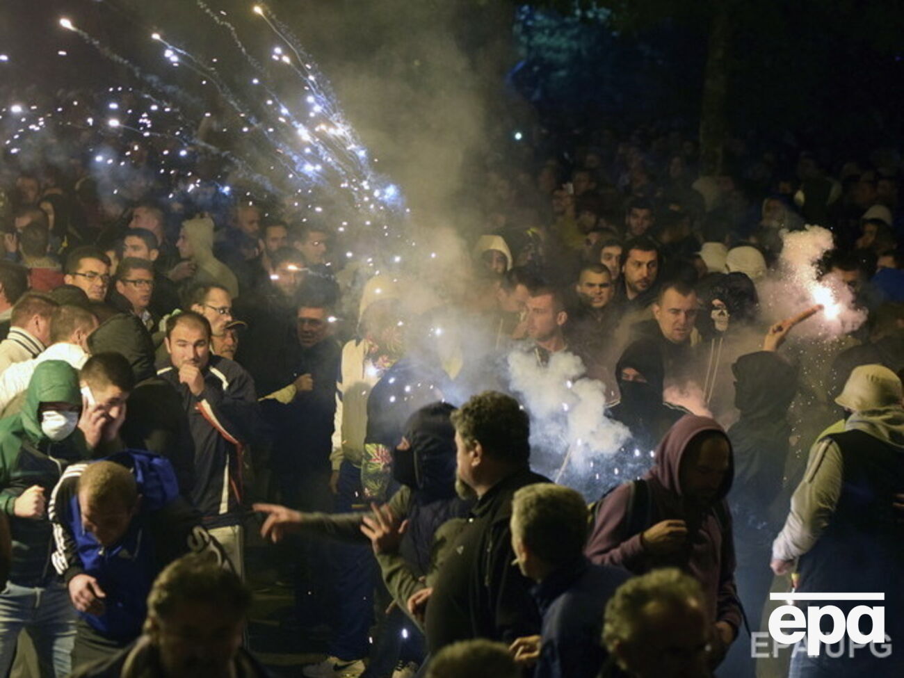 Протестующие в Подгорице бросали камни, файеры и бутылки с зажигательной смесью в полицию и прессу
