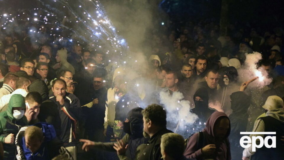 Протестующие в Подгорице бросали камни, файеры и бутылки с зажигательной смесью в полицию и прессу