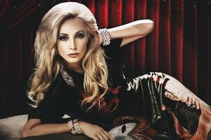 Орбакайте позировала на фоне паутины и скелетов