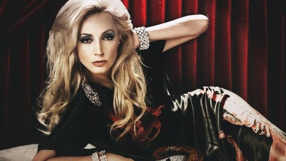 Орбакайте позировала на фоне паутины и скелетов