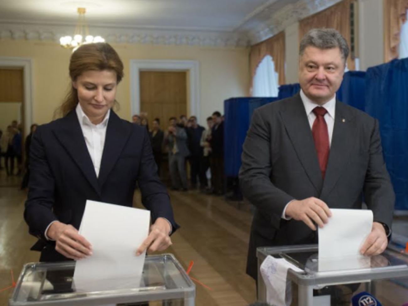 Порошенко поздравил избирателей с демократическим и "проукраинским" результатом выборов