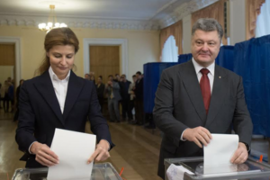 Порошенко поздравил избирателей с демократическим и "проукраинским" результатом выборов