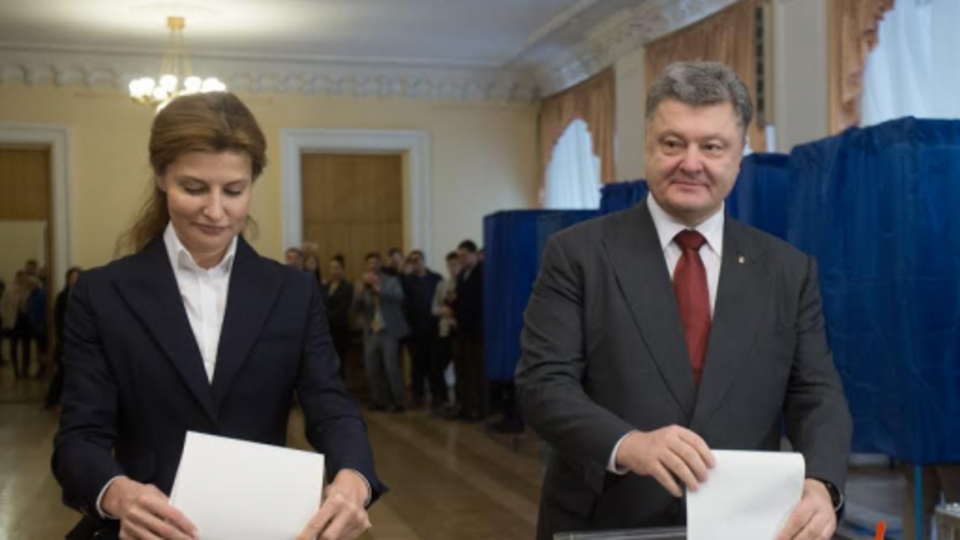 Порошенко поздравил избирателей с демократическим и "проукраинским" результатом выборов