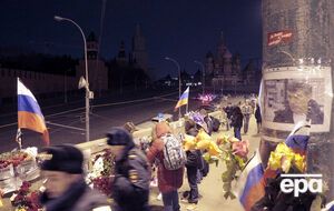 Рабинович: У народного обелиска Борису Немцову на тротуаре моста и теперь ряды свежих цветов