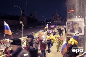 Рабинович: У народного обелиска Борису Немцову на тротуаре моста и теперь ряды свежих цветов