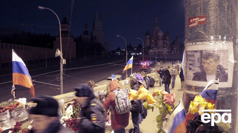 Рабинович: У народного обелиска Борису Немцову на тротуаре моста и теперь ряды свежих цветов